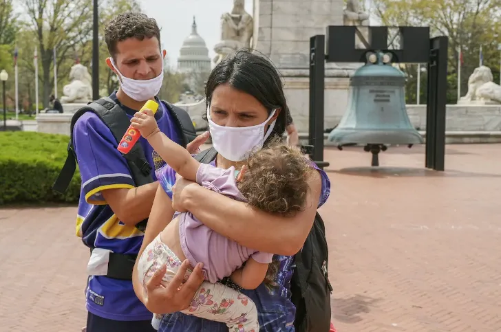 BUSES. Ordalis, de 26 años fue una de las inmigrantes transportadas a DC desde Texas. Viajó junto a su hija Luciana de un año