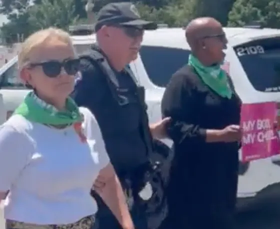 Representante Ayanna Pressley arrestada en protesta por derecho al aborto