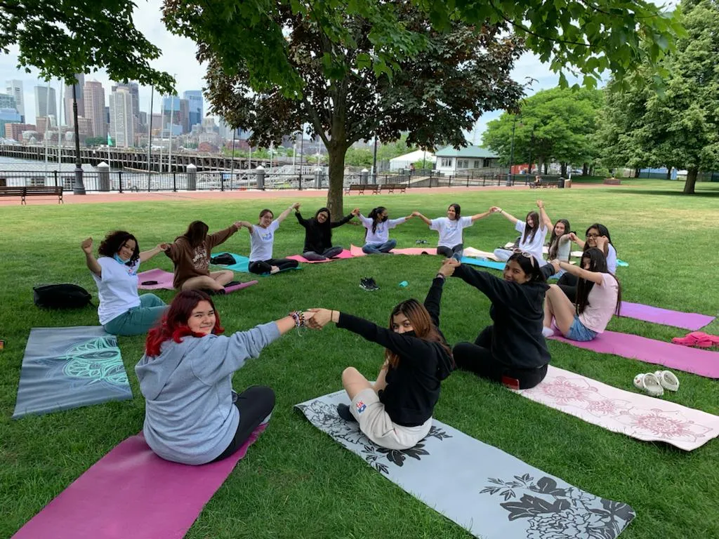 Yoga en East Boston para sanar el cuerpo, la mente y las emociones de las adolescentes