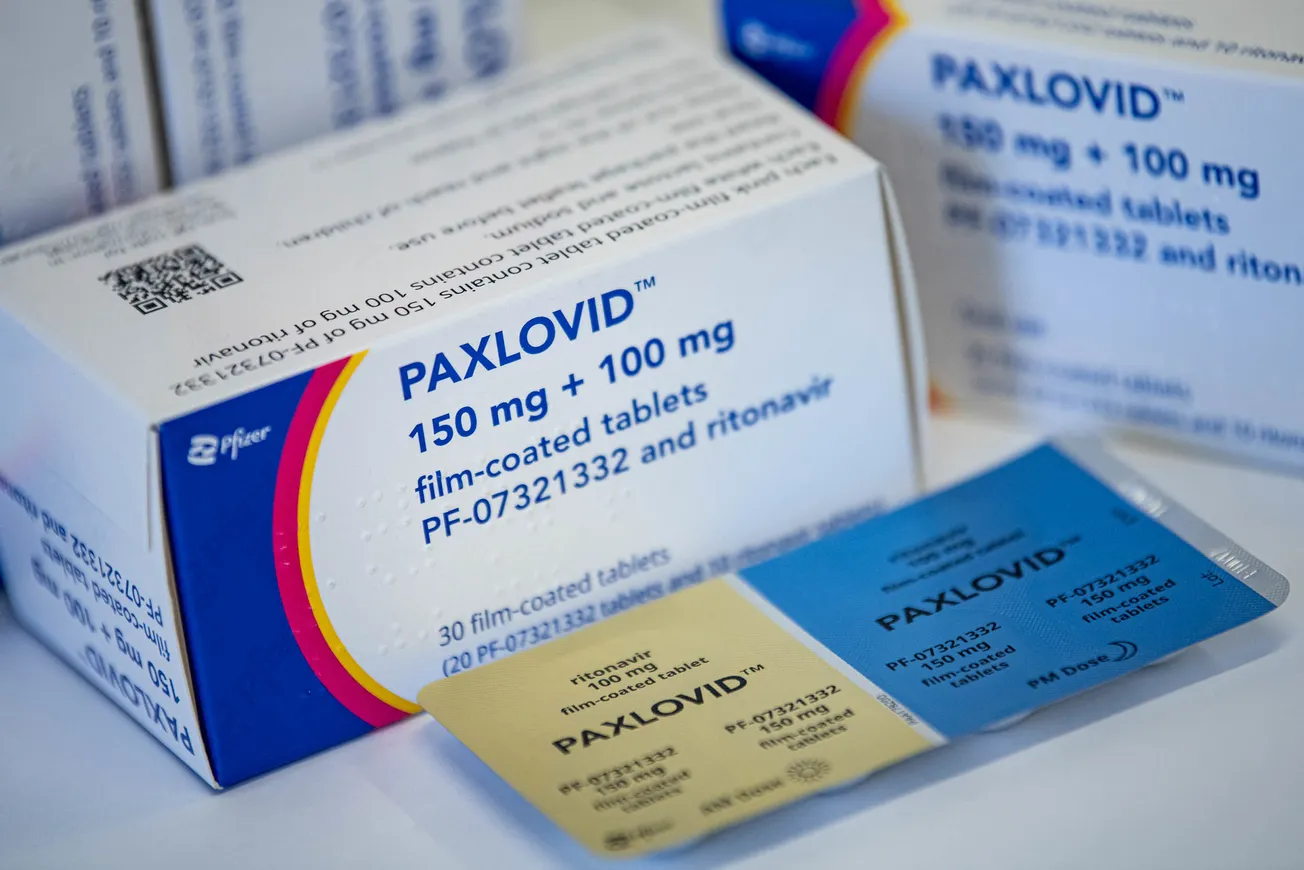 Paxlovid fármaco para tratar Covid-19 del fabricante Pfizer está sobre una mesa Photo: Fabian Sommer/flickr.