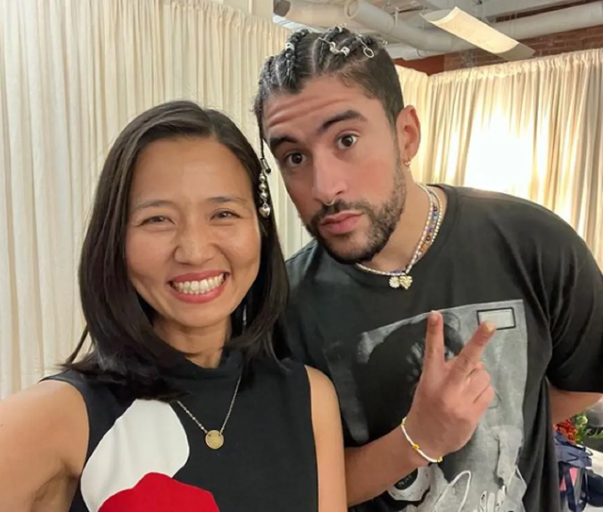 La alcaldesa de Boston Michelle Wu y el artista puertorriqueño Bad Bunny / Foto: Instagram El Planeta Boston