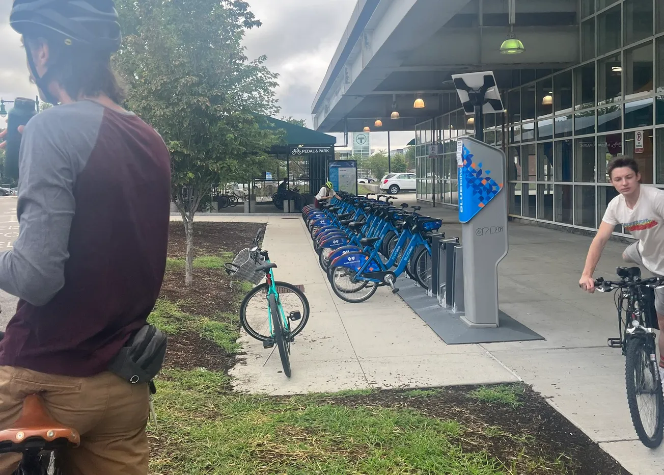 Alcaldesa Wu "Nos encontramos con el resto del convoy @bostonbikeunion allí y todavía hay muchos @RideBluebikes disponibles a