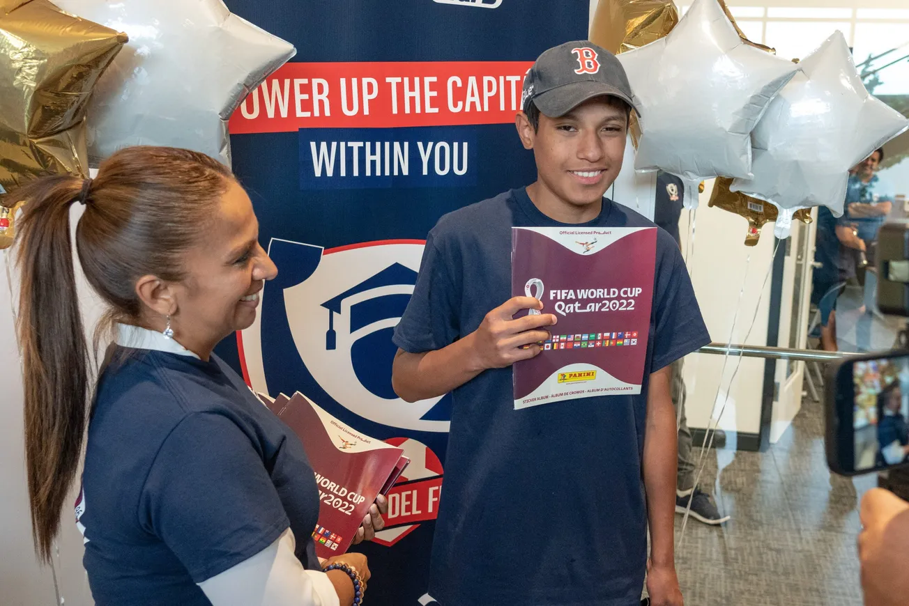 Joven recibe de regalo álbum Panini del Mundial de Fútbol Qatar 2022. Foto: Jehovagni Santana.