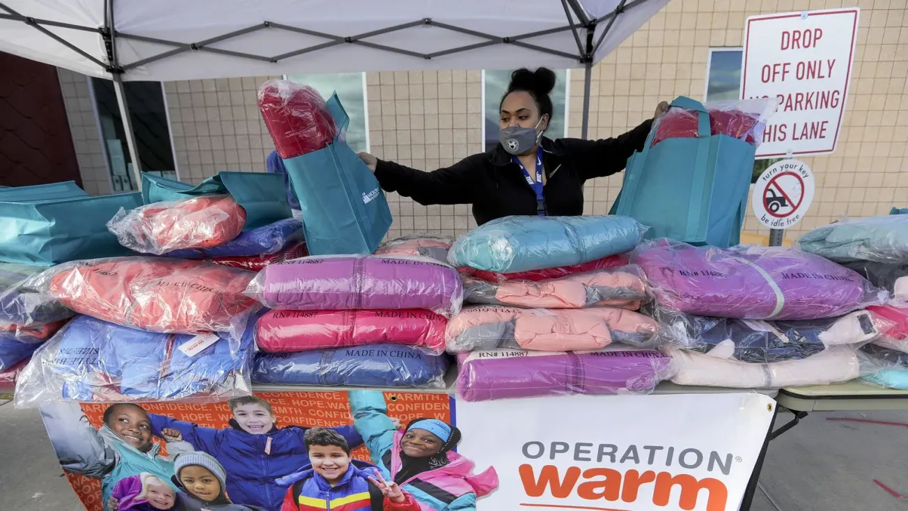 Durante los últimos 23 años Operation Warm ha entregado a más de 4.6 millones de niños en Los Estados Unidos y Canadá zapatos