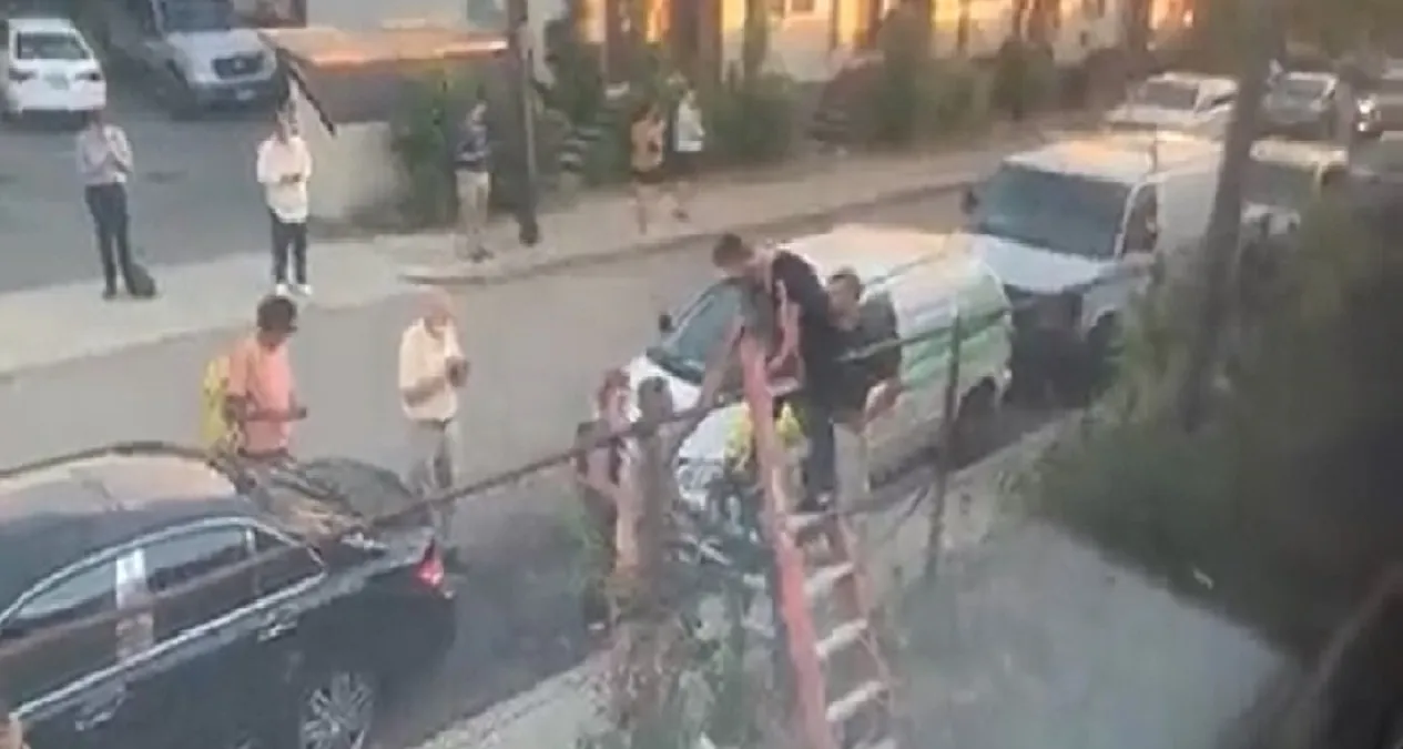 La imagen muestra a pasajeros desesperados que saltan cerca para salir de la T, tras esta quedarse sin energía eléctrica por