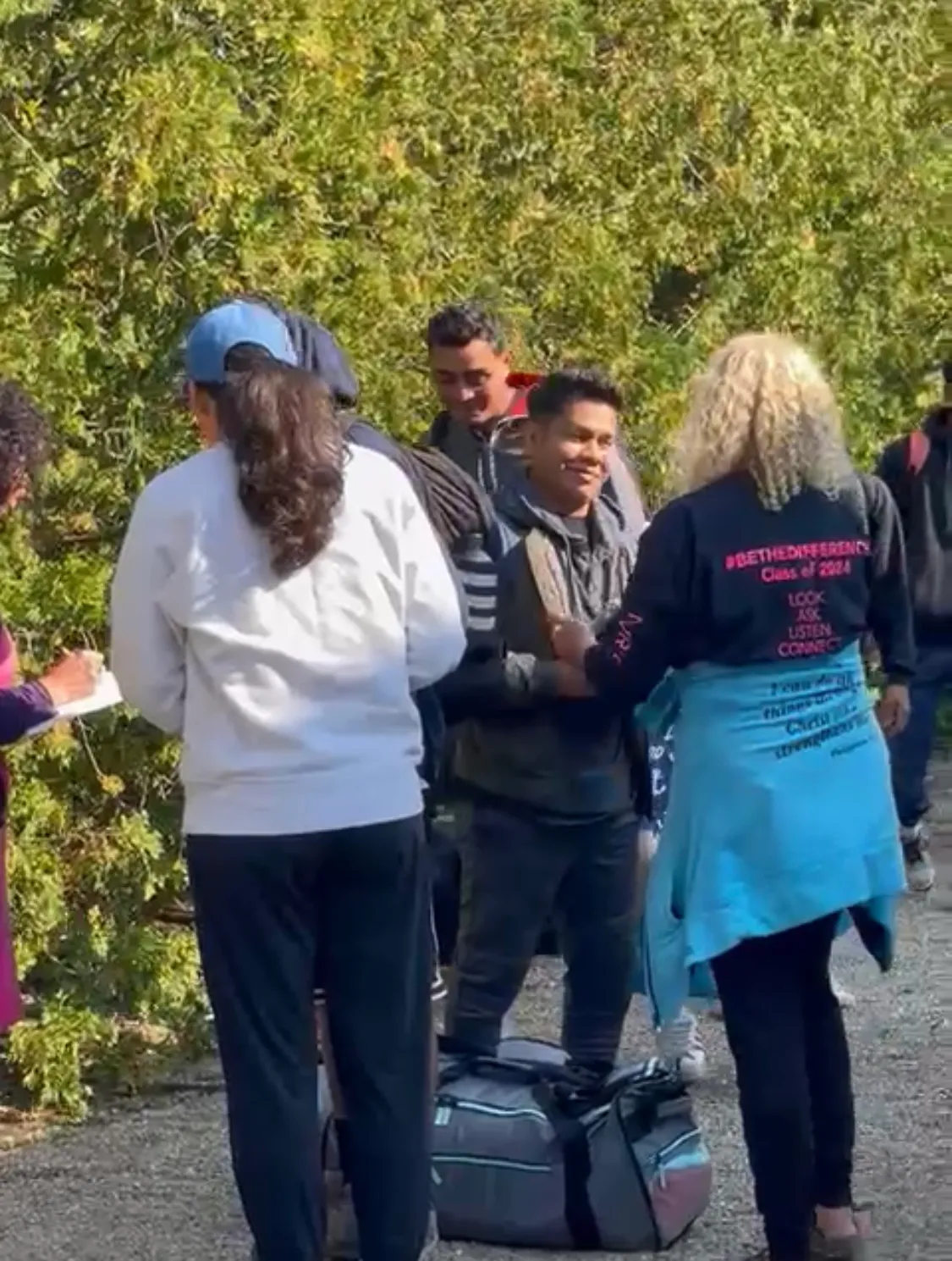 Migrantes saliendo de Marthas Vineyard para llegar a su nuevo refugio temporal en Cape Cod