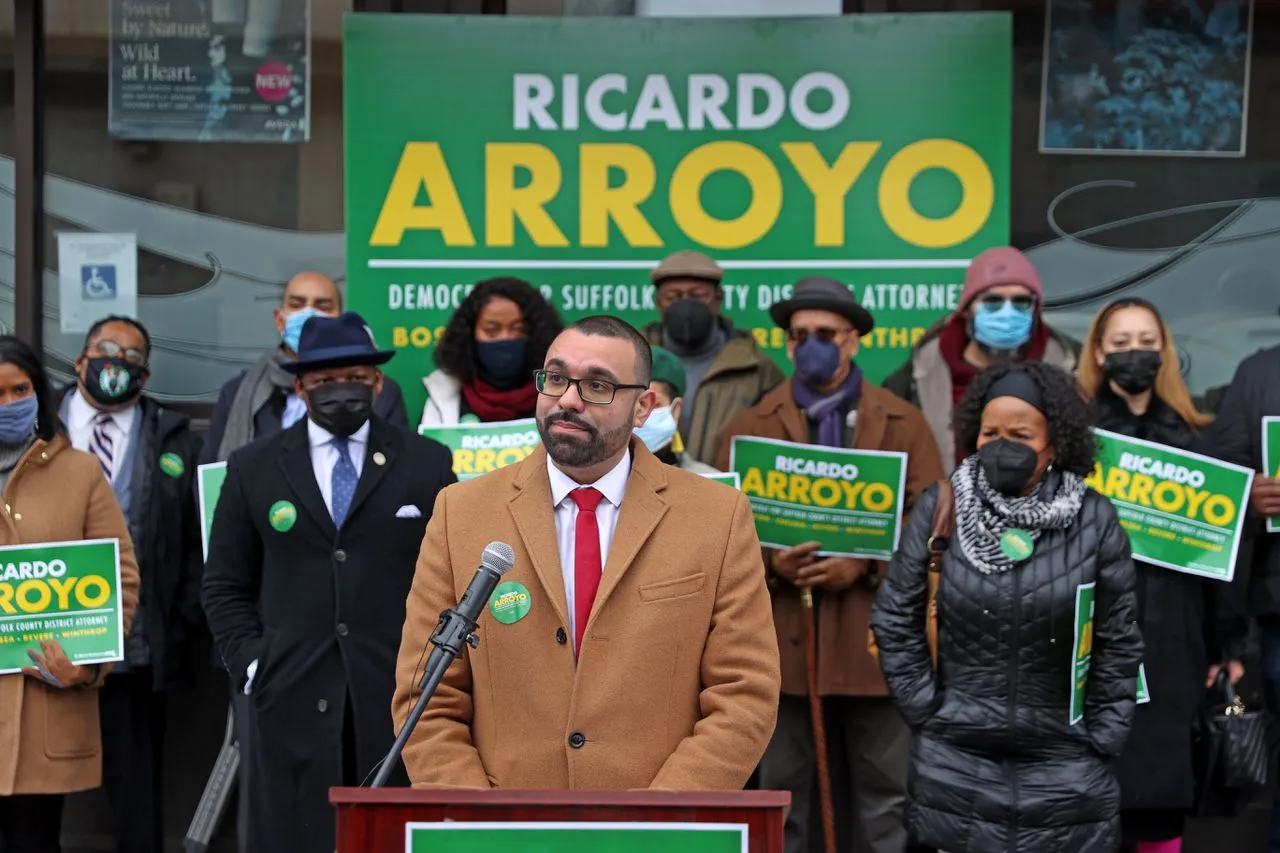 Ricardo Arroyo ha tenido un duro revés en su campaña electoral como candidato a Fiscal del Condado Suffolk, tras las denuncia