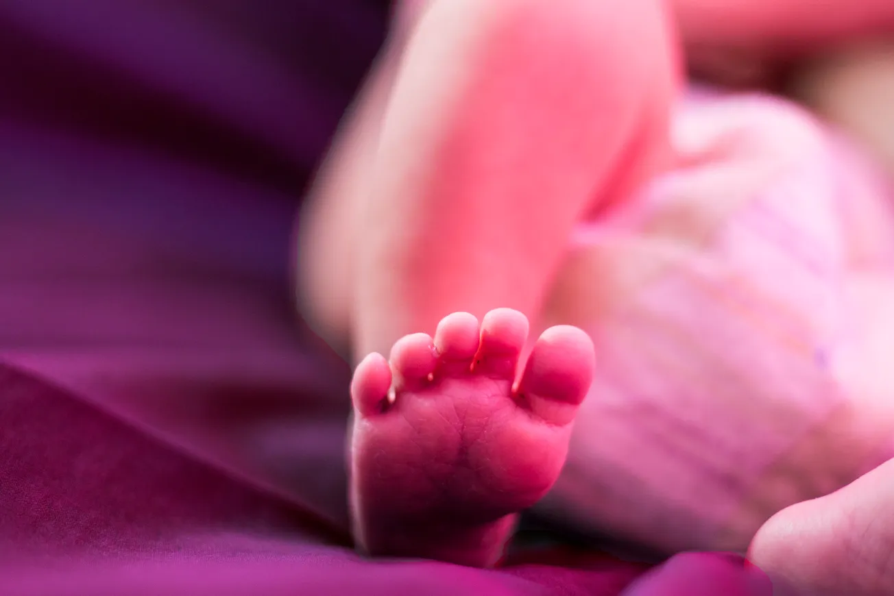 A los recién nacidos se les extrae sangre para analizarla, ¿deben los estados conservar esas muestras?