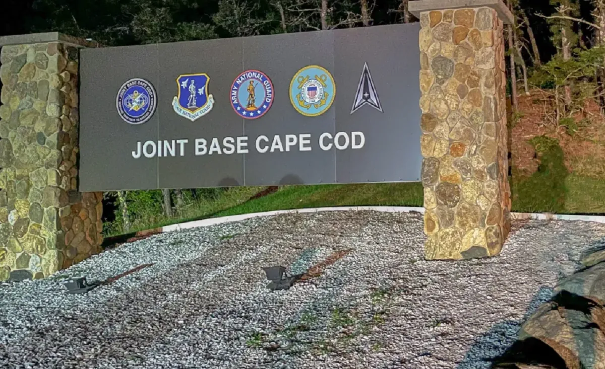 Los migrantes venezolanos que estaban de manera temporal en la Base Militar de Cape Cod fueron trasladados a otras viviendas.