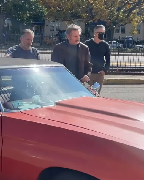 Liam Neeson durante filmación en Boston. Video: @abbeynbcboston