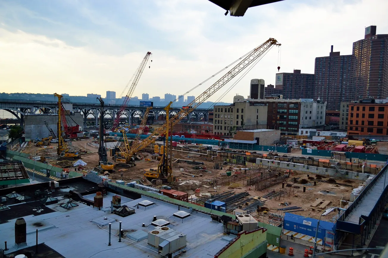El salario promedio anual de estos trabajadores de la construcción es de $40,400 dólares, pero los indocumentados reciben ape