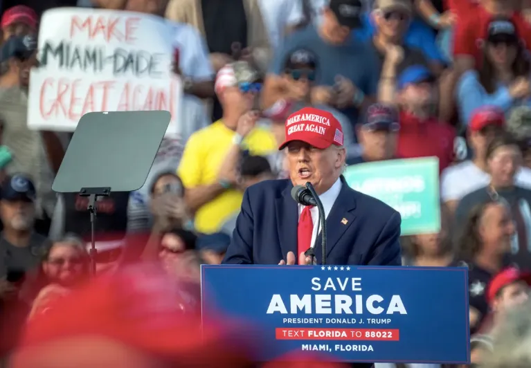 Miami (Estados Unidos), 11/06/2022.- El expresidente estadounidense Donald Trump habla en un mitin de apoyo al senador de Flo