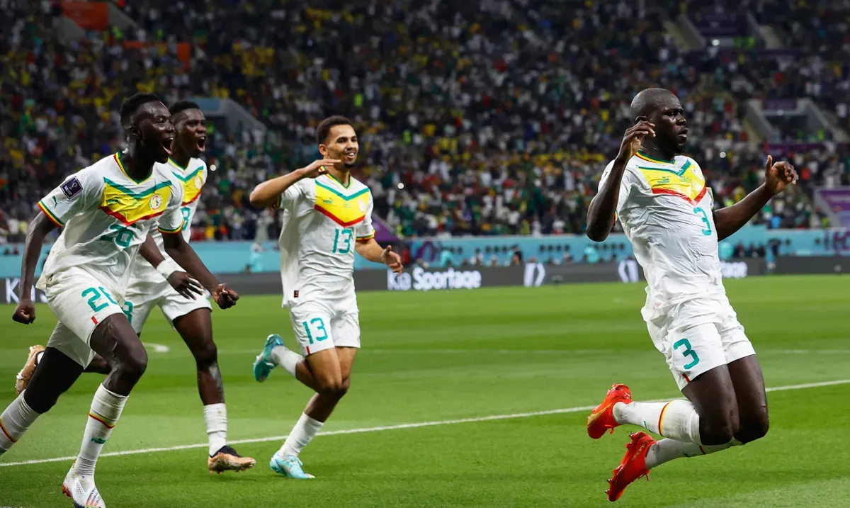 Kalidou Koulibaly (d) de Senegal celebra con sus compañeros de equipo después de anotar el 2-1 durante el partido de fútbol d