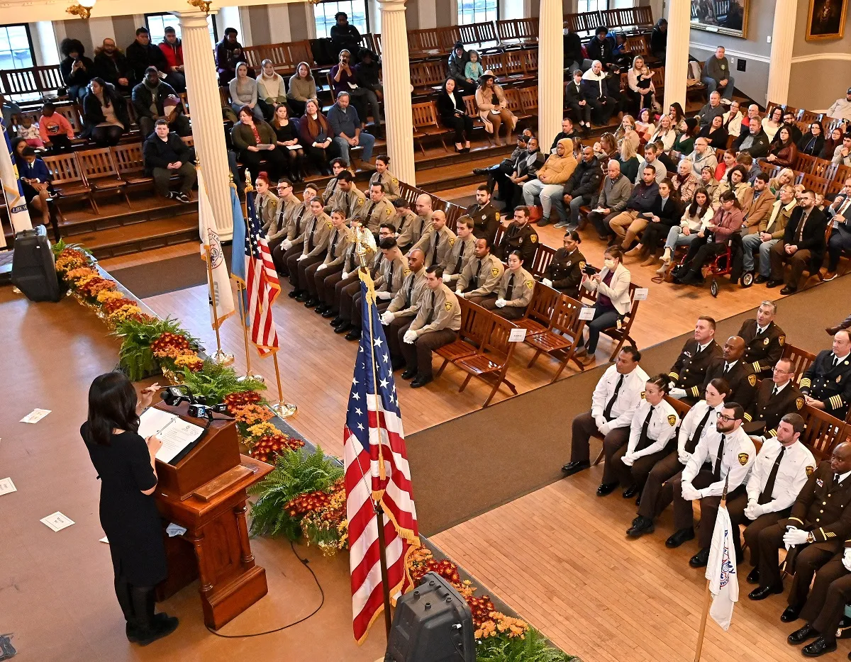 Alcaldesa Wu, la Dra. Bisola y James Hooley celebran la graduación de nuevos EMT