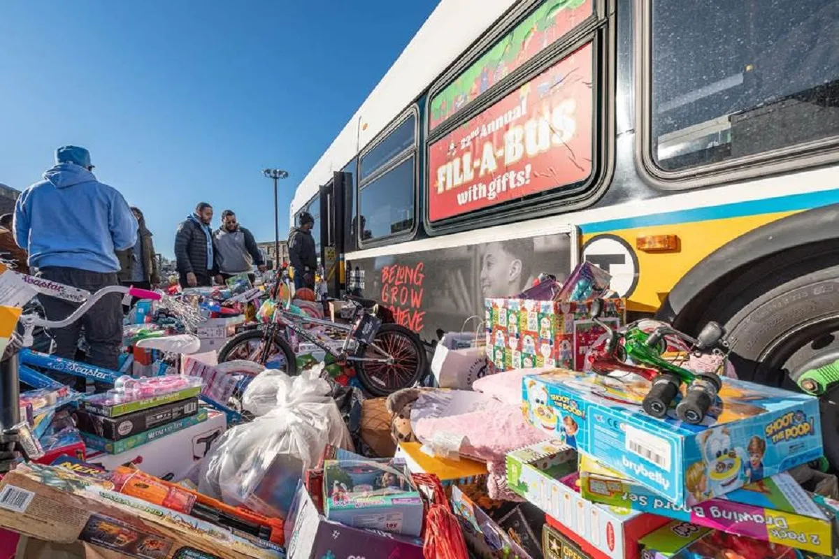 MBTA saturó de regalos los autobuses durante su evento anual