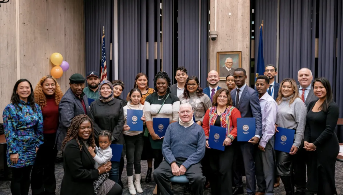 Alcaldesa Wu celebró la graduación de 20 egresados del programa Immigrants Lead Boston