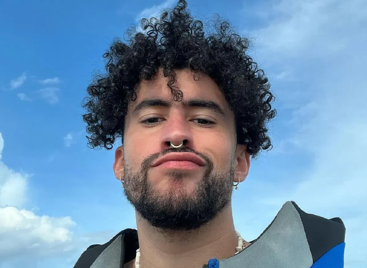 Internautas recrean video de Bad Bunny lanzando celular de una fan y se viraliza en redes sociales