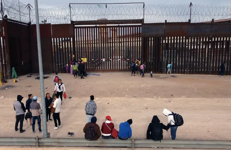 Migrantes permanecen en el muro fronterizo el 28 de diciembre, en Ciudad Juárez, estado de Chihuahua (México) | Foto: Archivo
