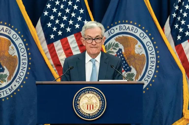 El presidente de la Reserva Federal, Jerome Powell ofrece una rueda de prensa luego de la séptima subida de las tasas de inte