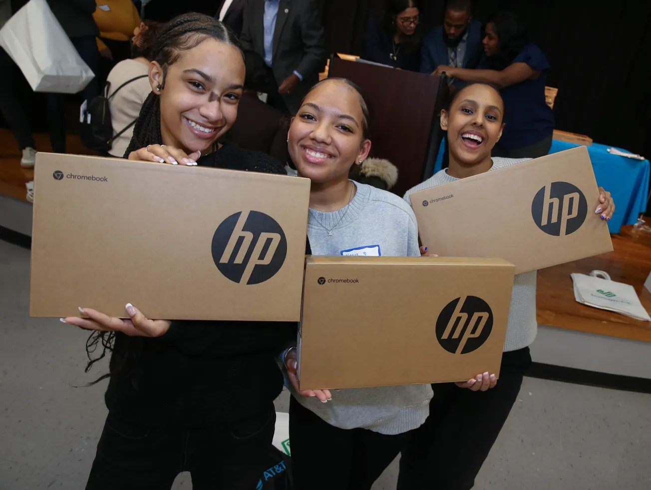 Foto 2: Paris Figuereo, Lilly Santos, Wedeb Amanuel, del Yawkey Club de Roxbury posan con sus nuevas computadoras portátiles,