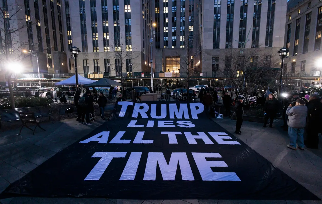 -FOTODELDÍA- EA5120. NUEVA YORK (ESTADOS UNIDOS), 30/03/2023.- La gente despliega un cartel en el que se lee en inglés "Trump