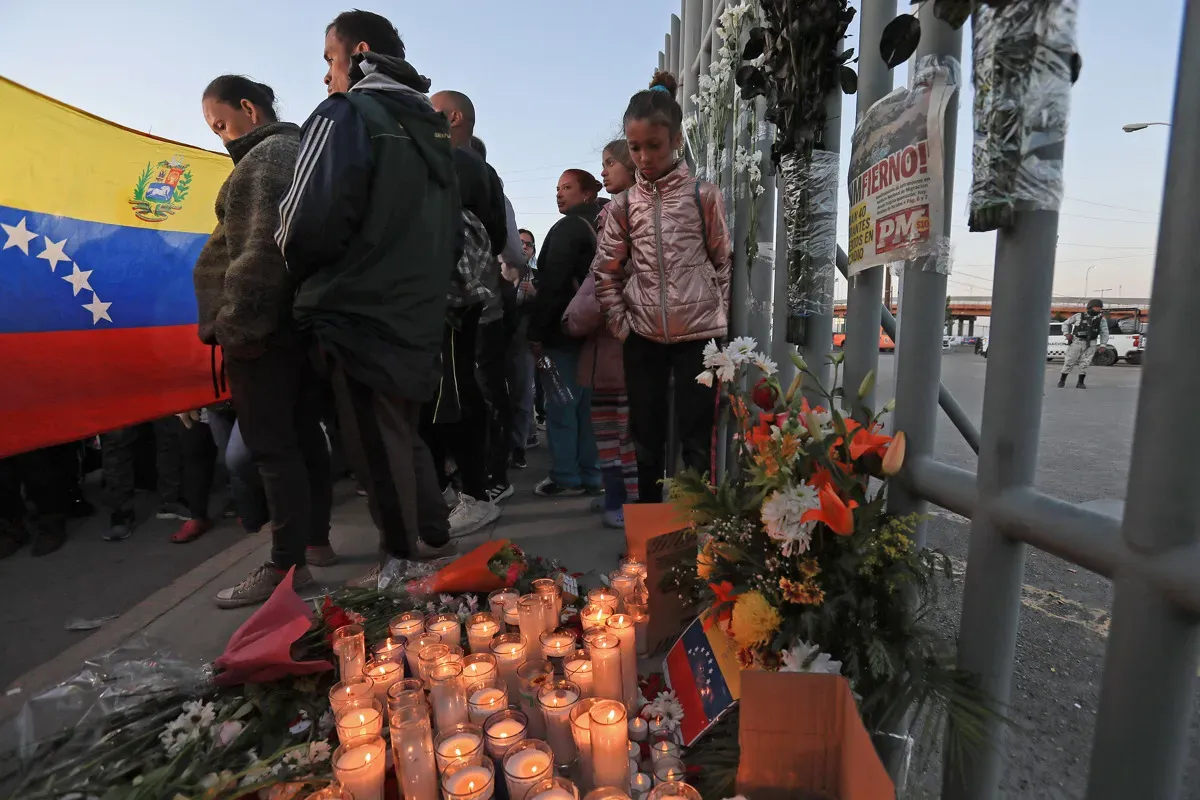 Un grupo de migrantes y familiares de personas fallecidas por un incendio realizan una vigilia en memoria de las 38 víctimas,