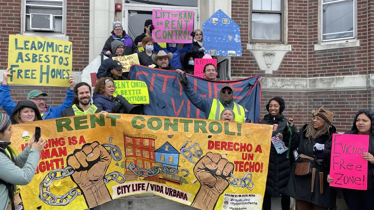 Los inquilinos del edificio ubicado en el 54 Clark Avenue en Chelsea y vecindarios aledaños como East Boston, se reunieron a