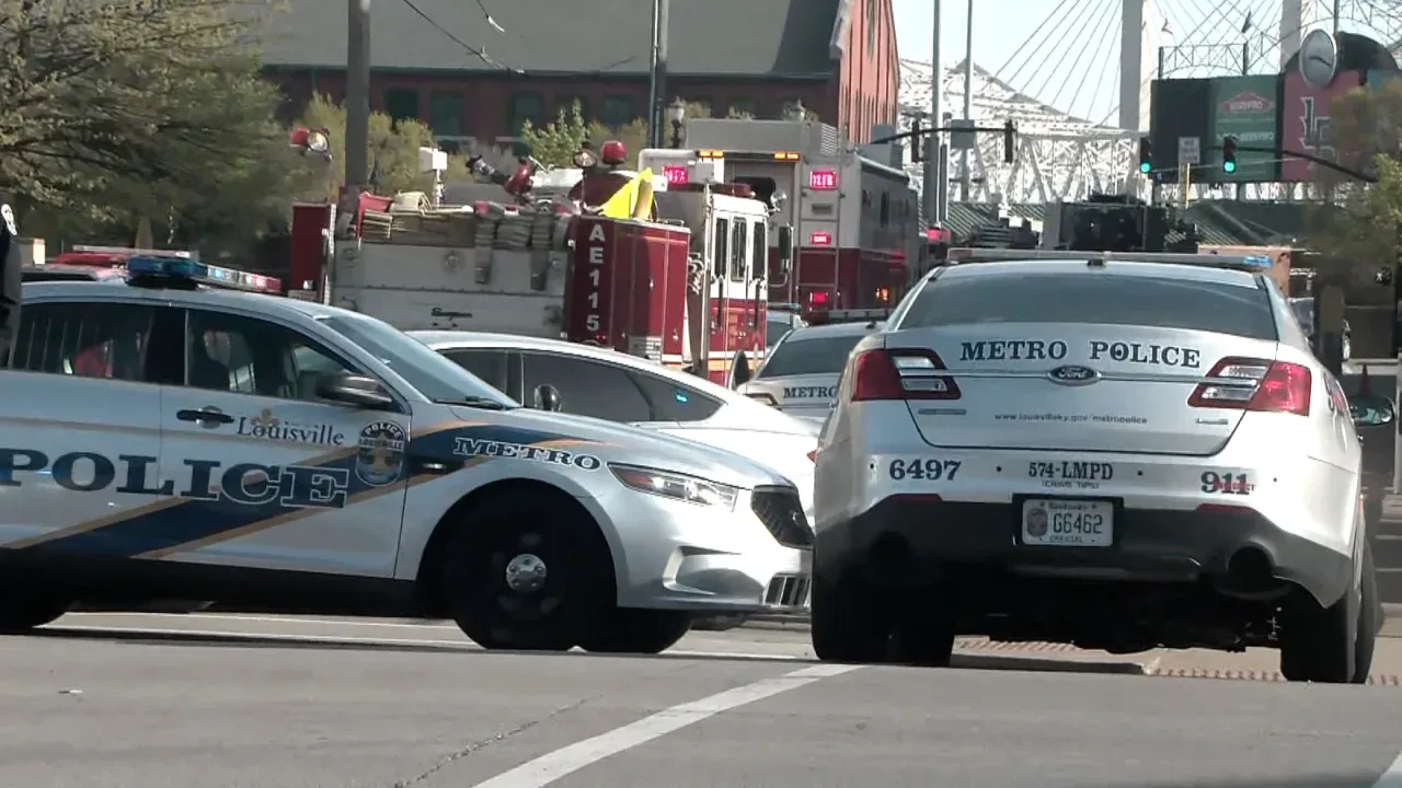 Policía de Louisville, en escena del tiroteo en el centro de la ciudad. Foto: WAVE