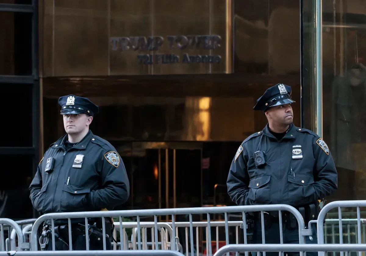 PREPARATIVOS. Policías se despliegan frente a The Trump Tower con barricadas de cara a la entrega del expresidente este marte