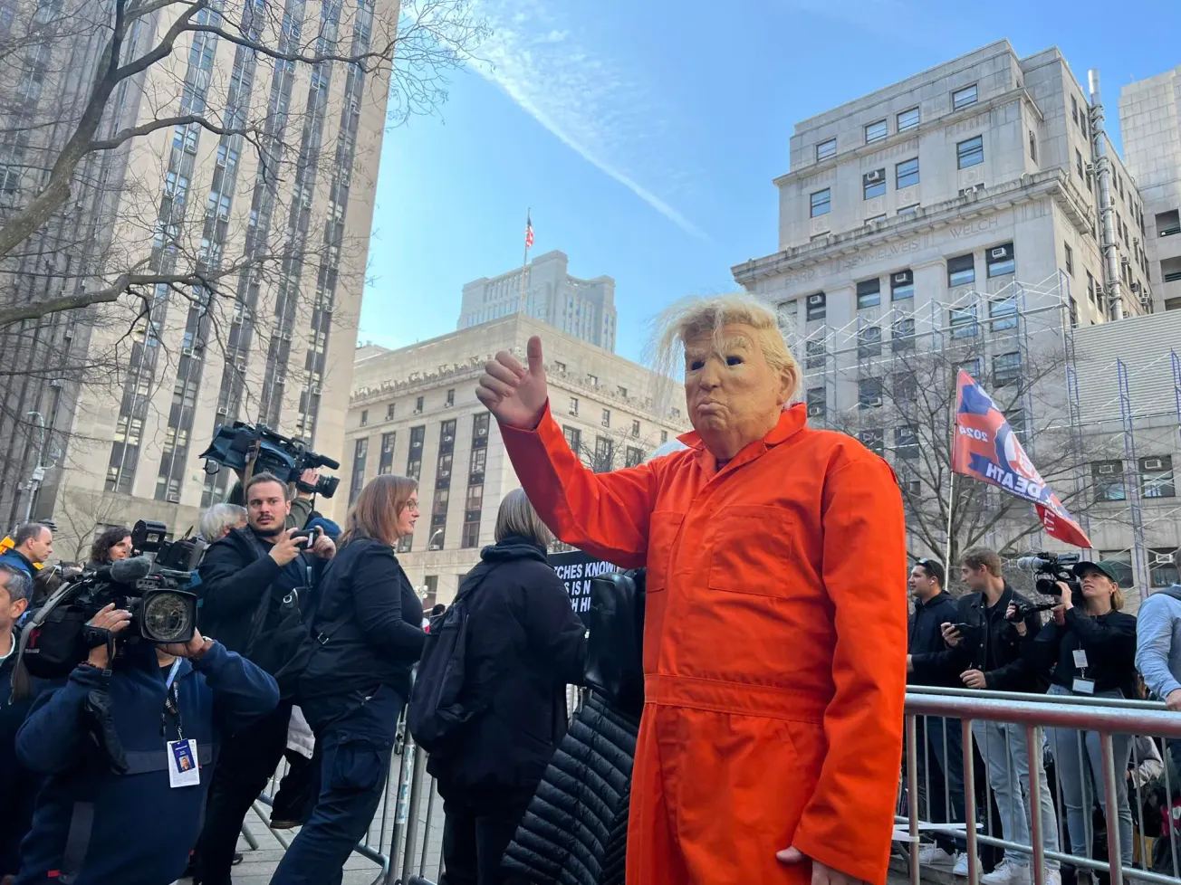 USA5669. NUEVA YORK (NY, EEUU), 04/04/2023.- Mike, vestido de preso con un mono naranja y una careta con el rostro del expres