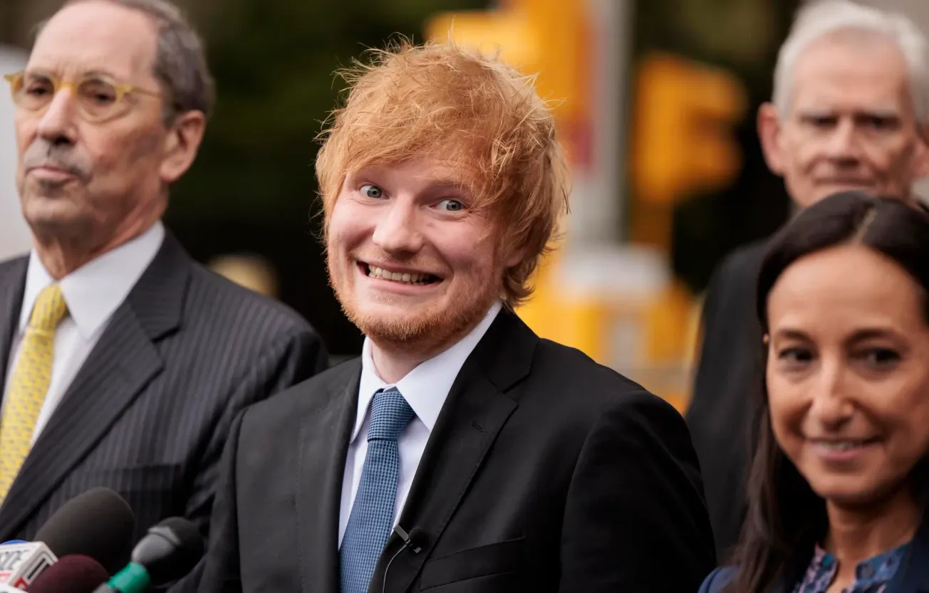 El músico Ed Sheeran sonríe junto a su equipo legal después de ganar su caso de infracción de derechos de autor en Nueva York