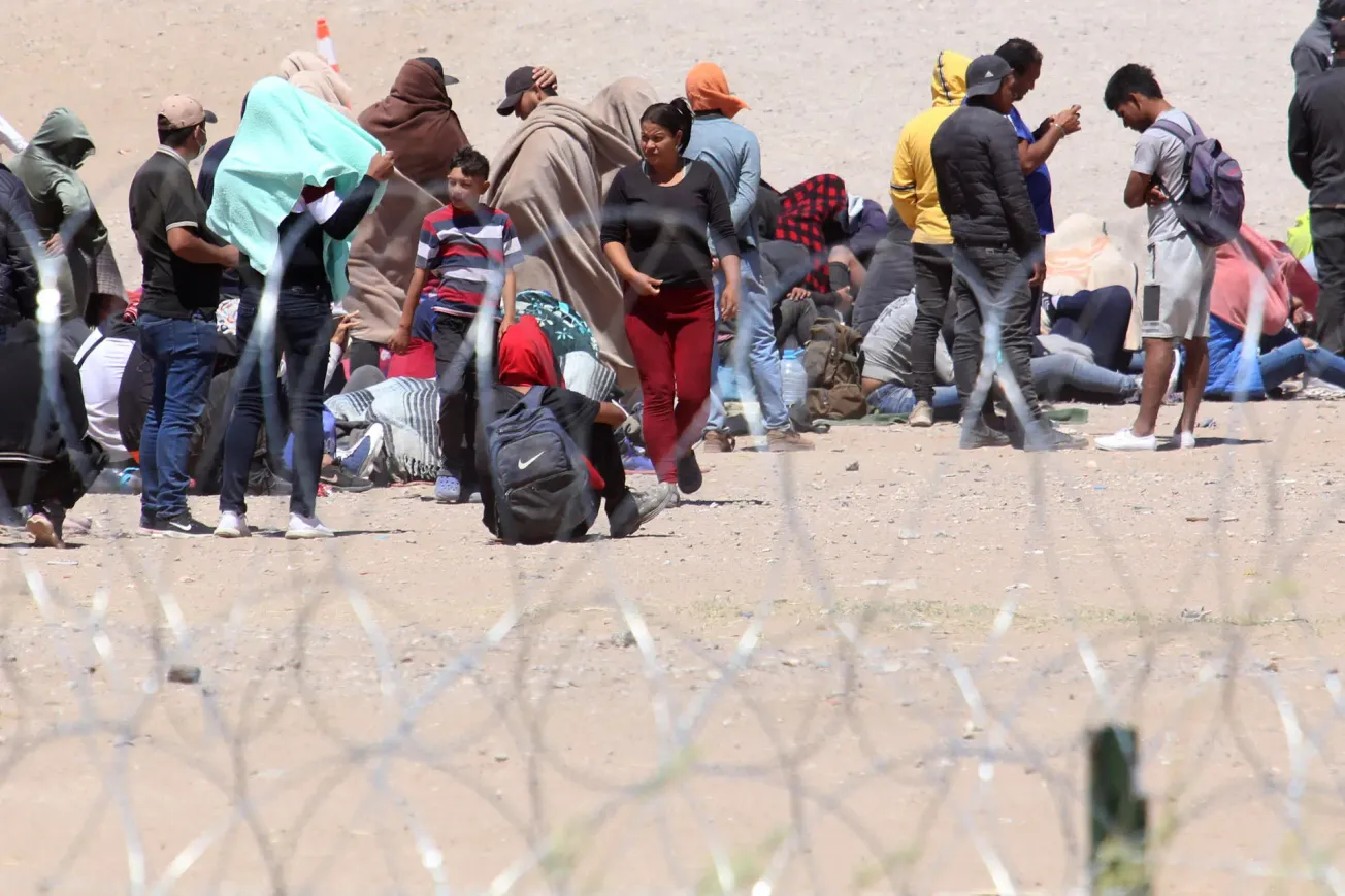 CIUDAD JUÁREZ (MÉXICO),14/04/2023.- Fotografía de migrantes en la frontera de México y EEUU en ciudad Juárez, en el estado de