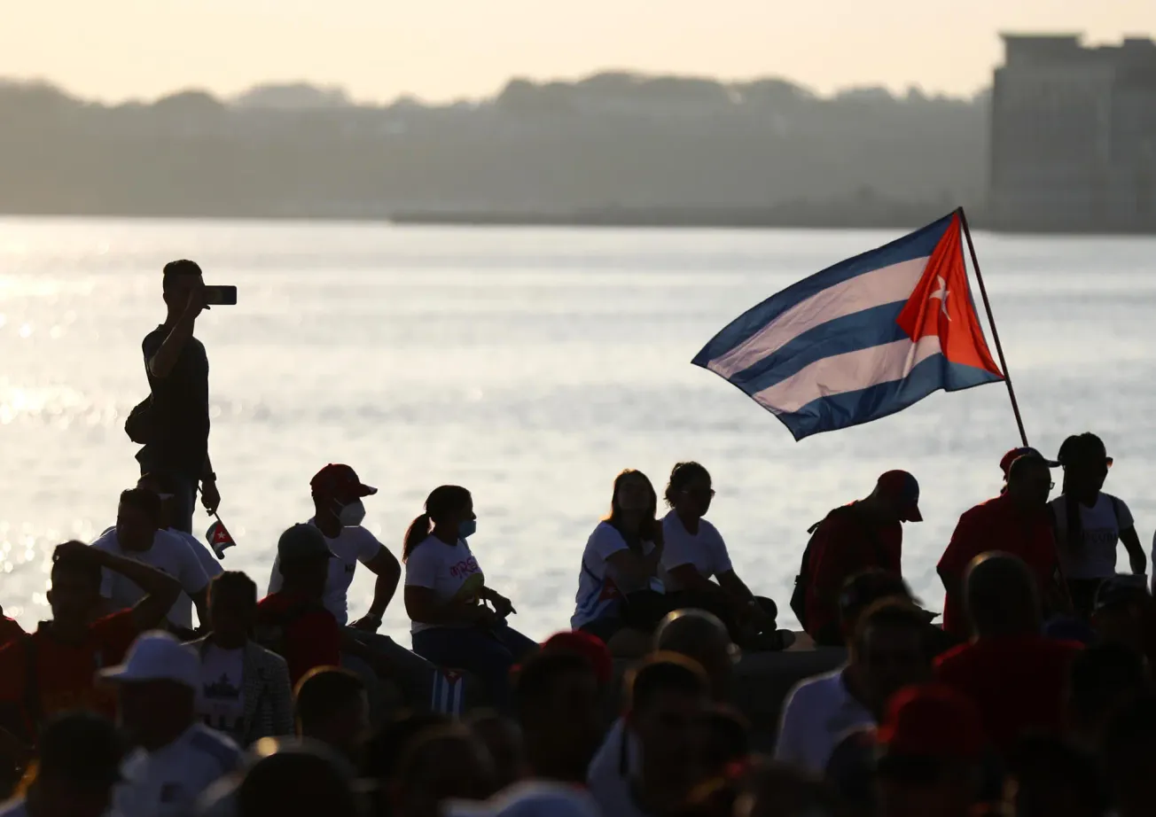 Cubanos participando en la celebración del Día Internacional del Trabajo en el Malecón de La Habana (Cuba). La celebración se