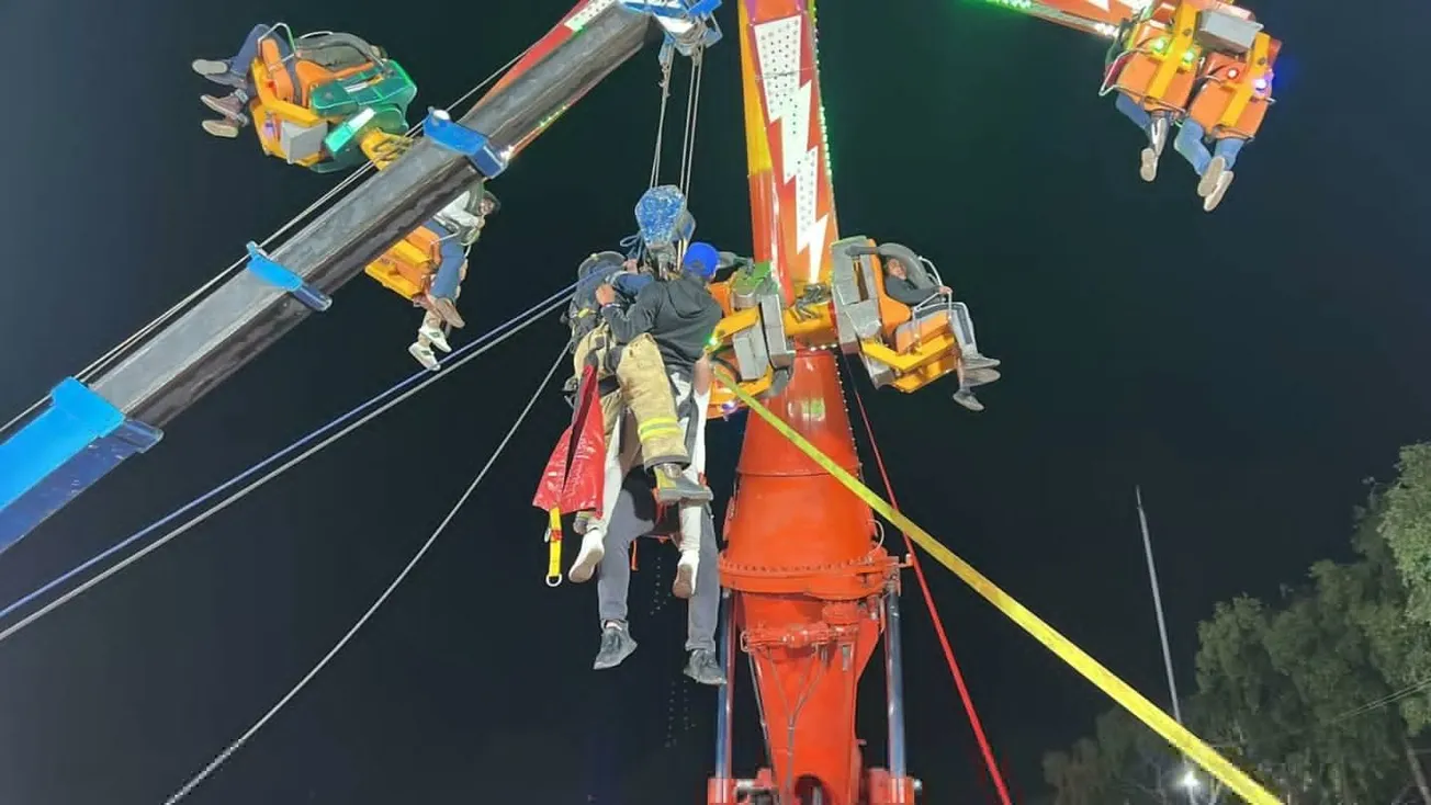 Rueda de la fortuna falla y quedan atrapadas 24 personas en feria de México