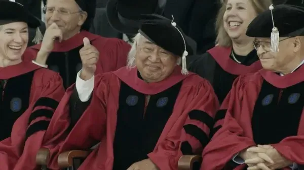 Hugo Morales, pionero en la radiodifusión y orgullo latino, es distinguido con doctorado honorífico de Harvard