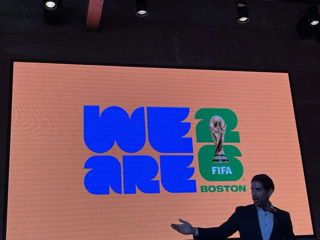 Jesus Quiñonez, periodista de Telemundo, presenta logo de FIFA WORLD CUP BOSTON. Foto. El Planeta