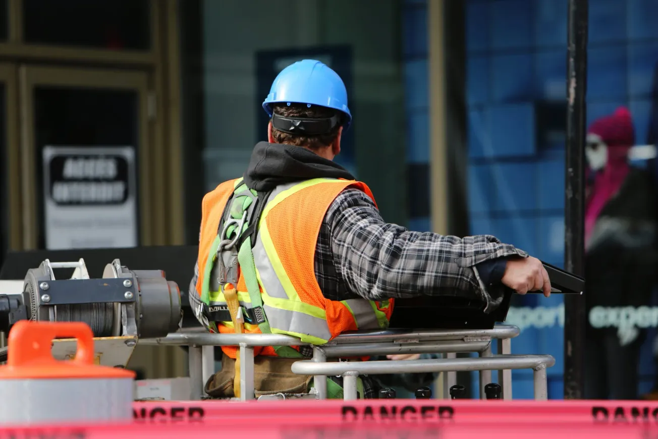 TRABAJADORES .En 2020, Biden ganó el voto del 61 % de los graduados universitarios. Sin embargo, sólo 45 % de quienes no tení