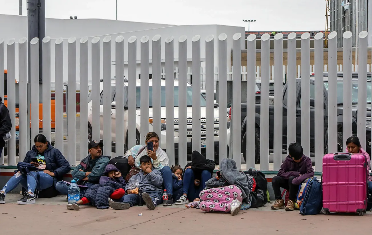Migrantes esperan afuera de la garita internacional del Chaparral, el 10 de junio de 2023, en la ciudad fronteriza de Tijuana