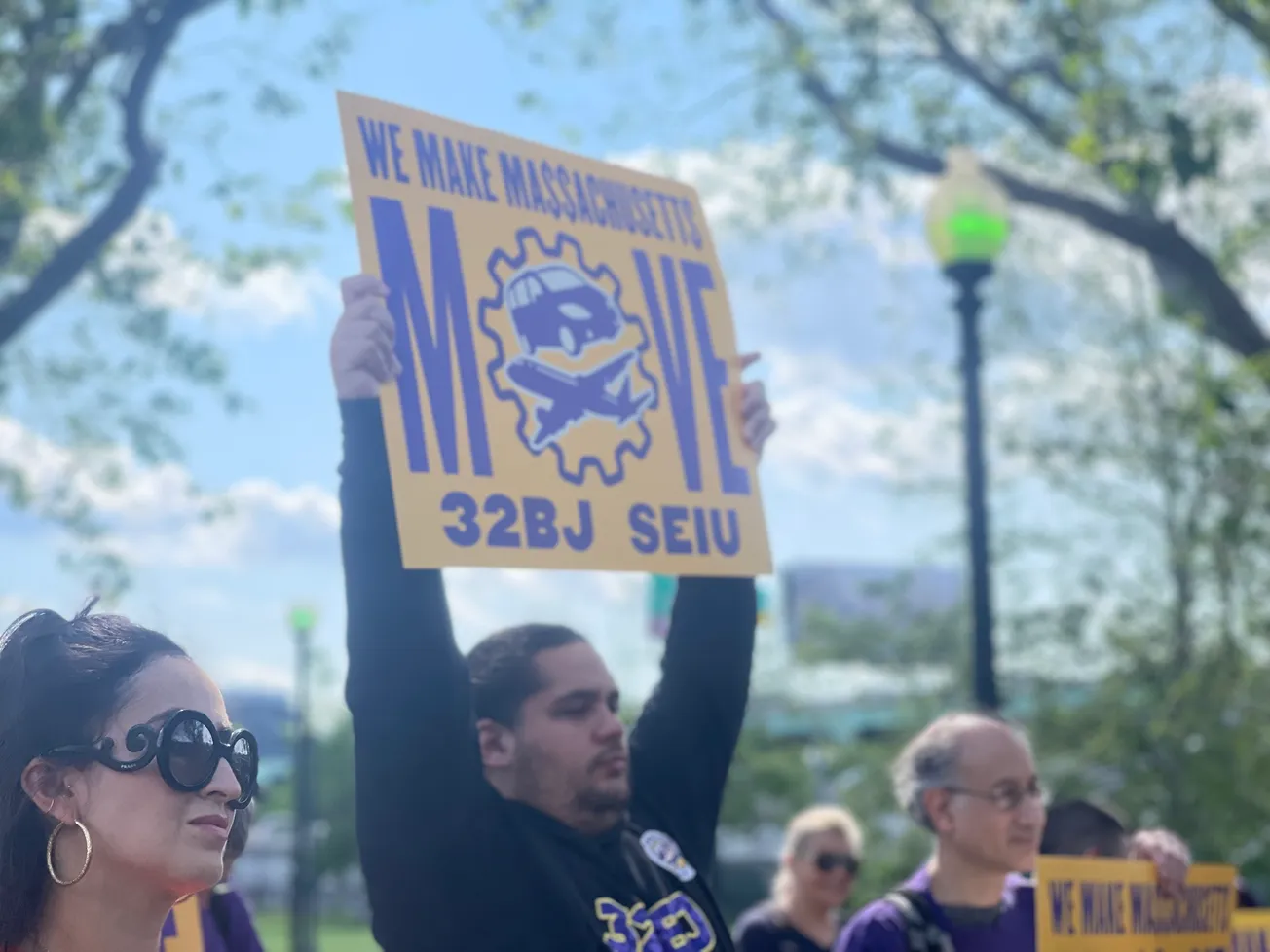 Trabajadores del aeropuerto se unen en protesta organizadapor union 32BJ SEIU por mejores condiciones laborales. Imagen por L