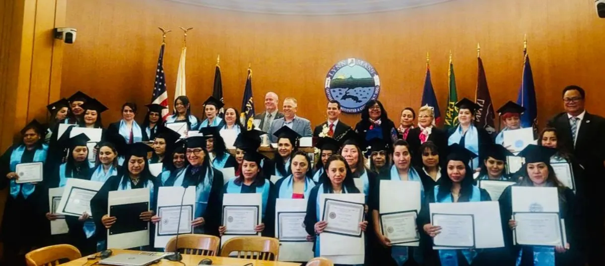 En Lynn 40 madres latinas reciben el certificado de los cursos de Inglés y de Life Coach