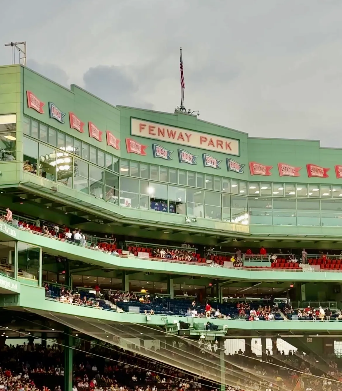 Fenway Park durante la noche puertorriqueña previo al juego. Foto: Chris Hinojosa.