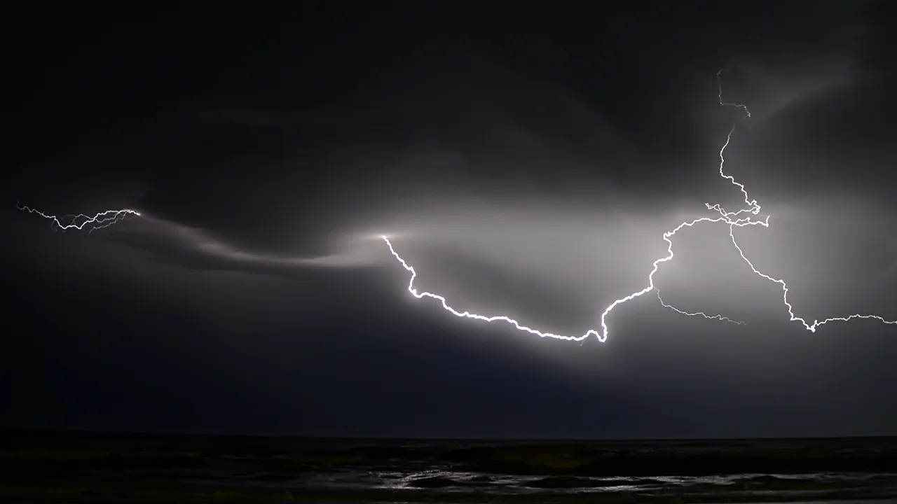 Es importante tomar precauciones durante tormentas eléctricas. Foto: Pixabay.