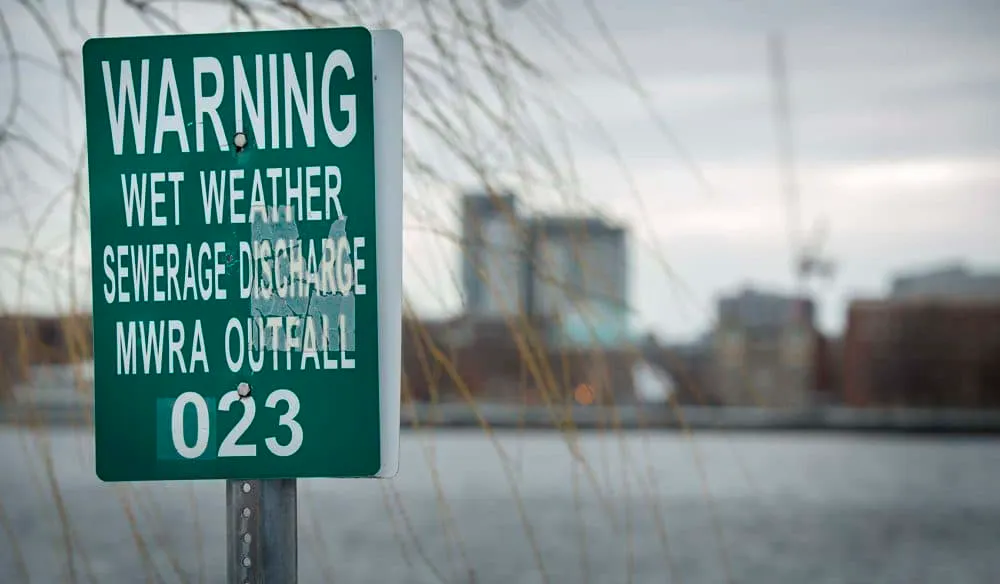 Una advertencia de desagüe de descarga de aguas residuales de clima húmedo en el Charles River junto a la salida del Boston's