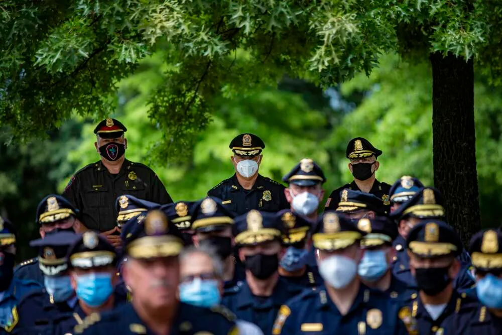 Jefes de policía de Massachusetts se reunieron en 2020 para manifestarse en contra del proyecto de reforma policial que creó