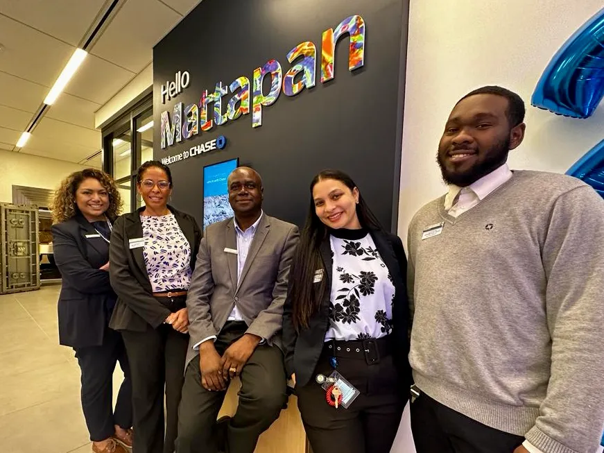 En una visita en la sucursal en Mattapan de JPMorgan Chase, El Planeta conversó con el equipo sobre los primeros pasos que un