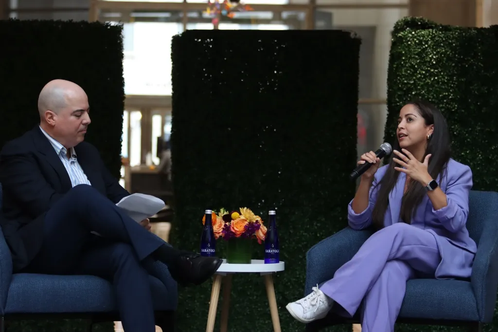 Luisana Pérez Fernández, directora de medios hispanos de la Administración de Joe Biden conversa con Rafael Ulloa, vicepresid