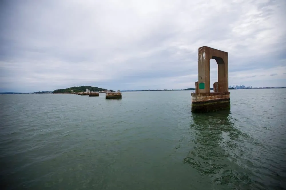 Los restos del Long Island Bridge. (Jesse Costa/WBUR)