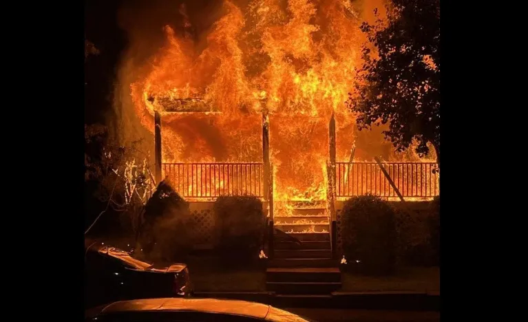 Un incendio de grandes dimensiones destruyó una casa en Dedham