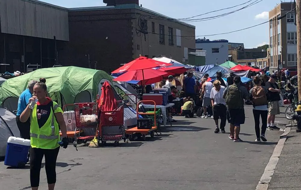 Campamento en Mass y Cass en agosto de 2023 (Deborah Becker/WBUR)