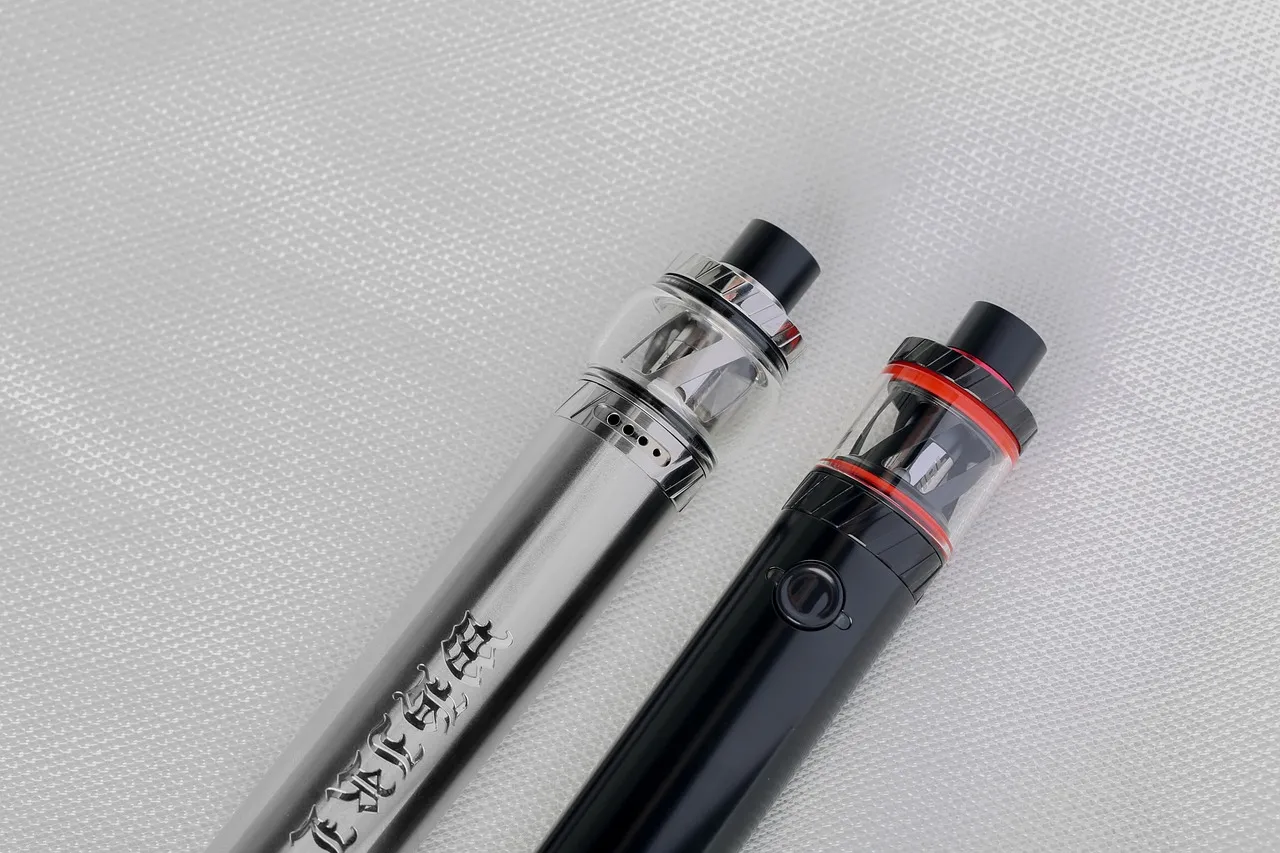 La FDA urge a los padres y cuidadores de niños pequeños a mantener los cigarrillos electrónicos y el líquido de vapeo fuera d